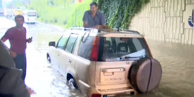 Alt geçitte mahsur kalan cip itfaiye tarafından halatla çekildi