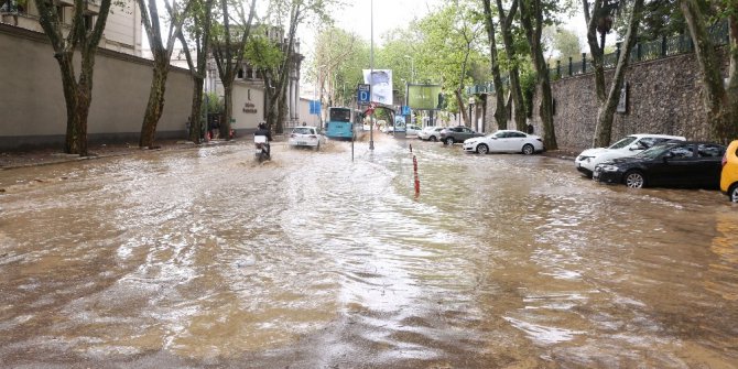 Kapalı çarşı yoğun yağıştan etkilendi, su bastı