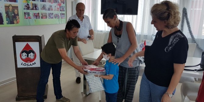 Umut Derneği’nden lösemililere bayramlık yardımı