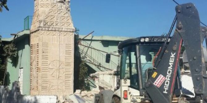 Fırtına Camilerin Minarelerini Yıktı