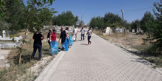 Varto’da Kurban Bayramı öncesi mezarlık bakımı