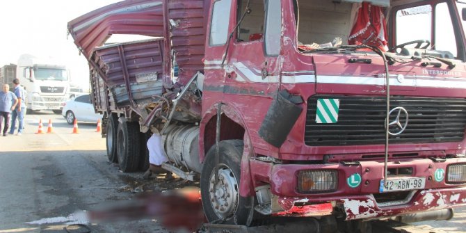 Kurbanlık taşıyan kamyon yolcu otobüsüne arkadan çarptı: 6 yaralı