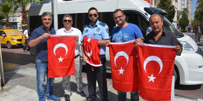 Şehzadeler’den vatandaşlara 2 bin Türk Bayrağı