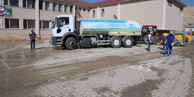 Tuşba Belediyesi’nden Eğitime Temizlik Desteği