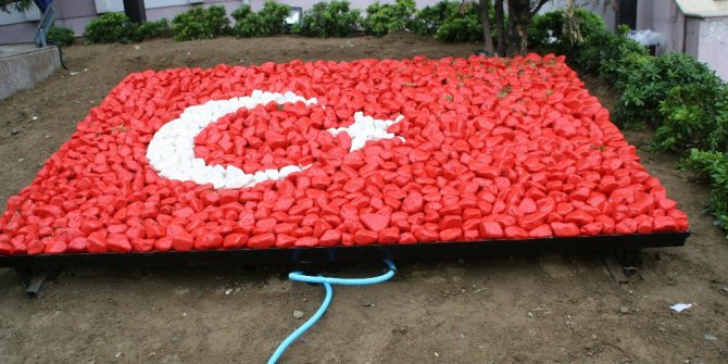 Çakıl taşından yapılan bayrağa büyük ilgi