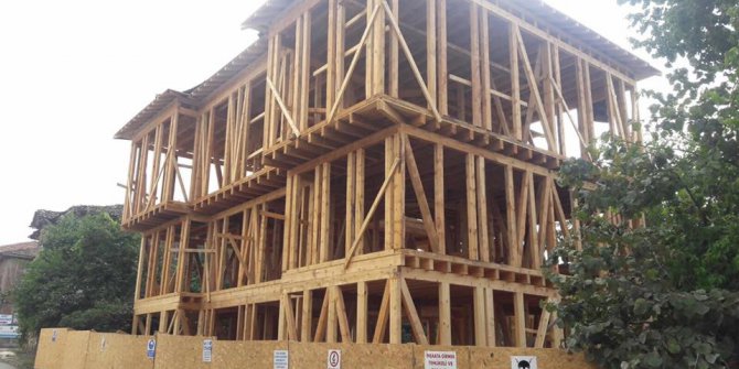 Tarihi konak yeniden yükseliyor