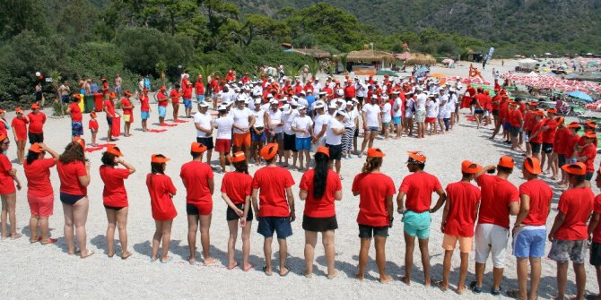 Plajda Türk Bayrağı oluşturdular