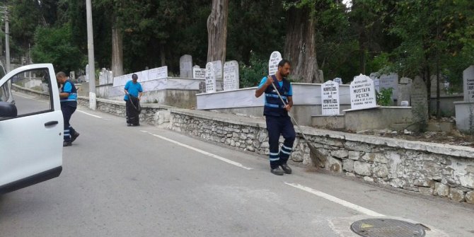 Mezarlık güzergahlarında temizlik çalışmaları başladı