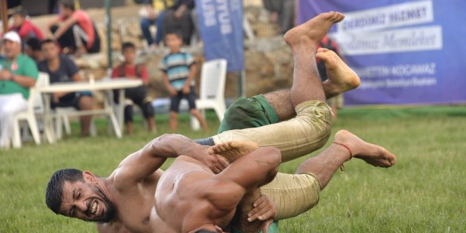 Karakucak güreşleri yağmur altında yapıldı