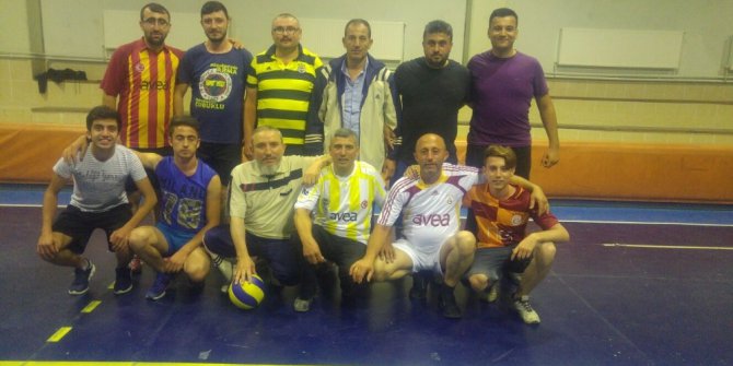Yaşlılarla gençlerin voleybol maçı