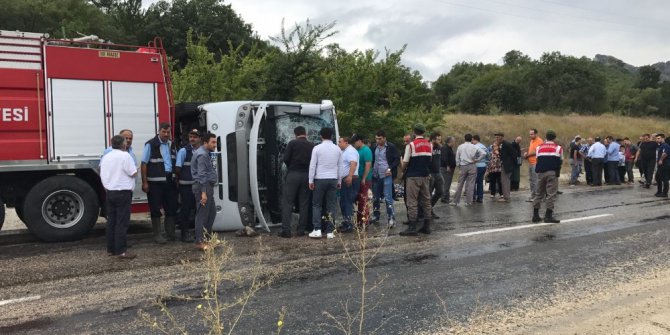 Bayram tatili için gelen midibüs takla attı: 19 yaralı