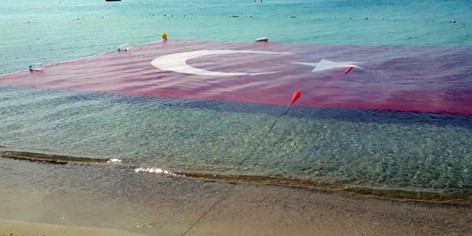 Saros’a dev Türk Bayrağı