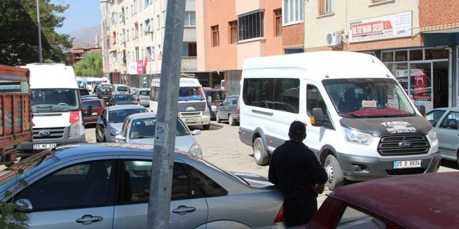 Bayram öncesi Oltu’da trafik yoğunluğu