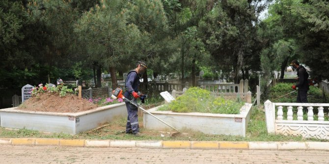 Mezarlıklarda bayram temizliği tamamlandı