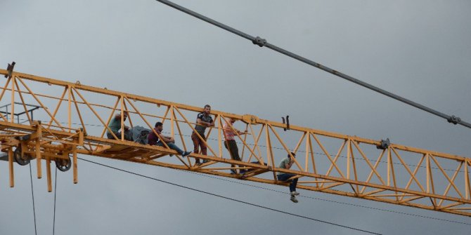 Maaşlarını alamadıklarını iddia eden işçiler kule vince çıktı