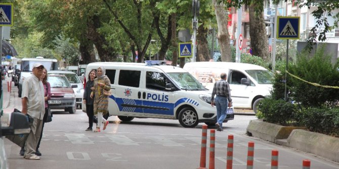 Şehrin göbeğindeki şüpheli çanta fünyeyle patlatıldı