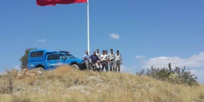 Seydişehir’de yüksek kayalığa Türk bayrağı dikildi