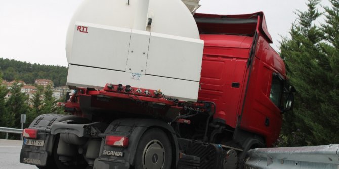 Makaslayan tanker bariyere girdi