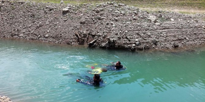 İlaçlama tankına su doldurmak isteyen baba oğul baraj gölüne düştü