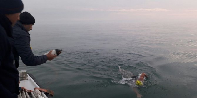 Milli yüzücü Emre Seven, Manş Denizi’ni geçti