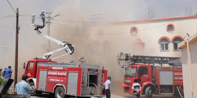 Cami altındaki depo alev alev yandı