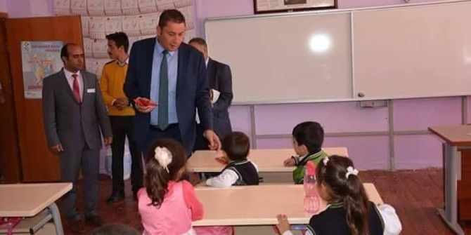 Aşkale Milli Eğitim Müdürü Erdem’den, 1. Sınıflara Çikolatalı Moral