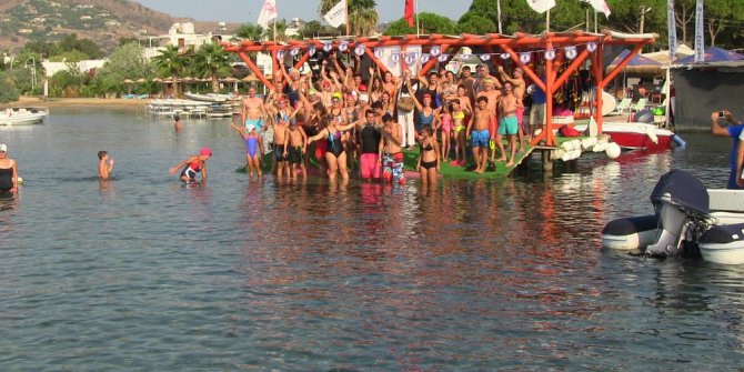 Zafer Bayramı’nı 2 kilometre yüzerek kutladılar