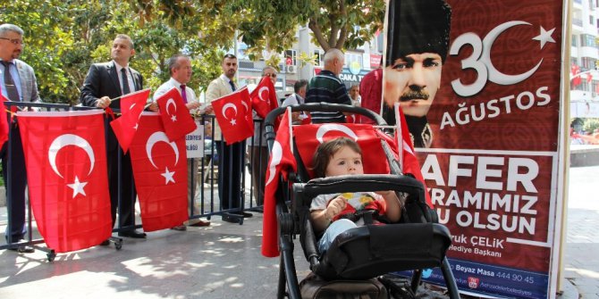 Bayrakları şehit yakınları ve gaziler dağıttı