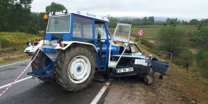 Traktör ile otomobil çarpıştı: 1 ölü, 1 yaralı