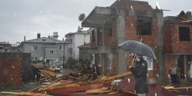 Düzce’de Hortum Çatıları Uçurdu