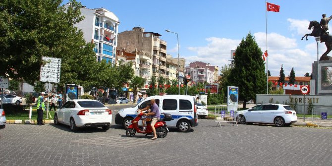 Araç yoğunluğuna barikatlı çözüm