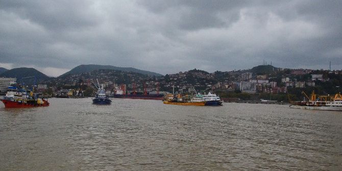 Şiddetli Fırtınada Tekneler Limana Sığındı