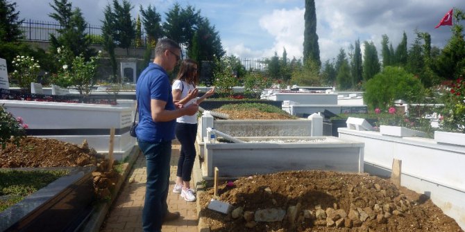 Vatan Şaşmaz’ın kabri ziyaretçi akınına uğradı