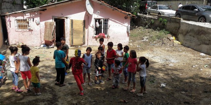 Evlerini ve iş yerlerini su basan vatandaşlar yaralarını sarıyor