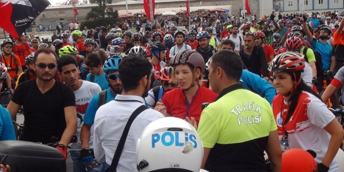Zafer Bayramı için 300 bisikletli Taksim Meydanı’nda
