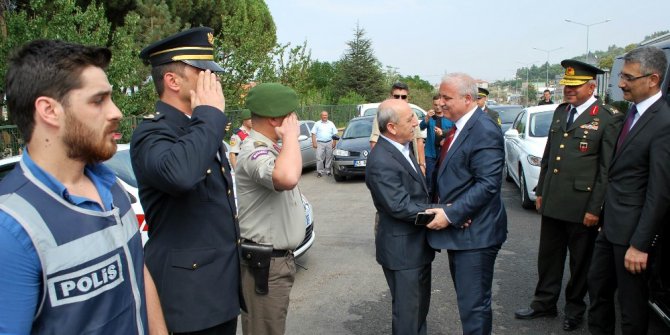 Vali Güvençer, trafik uygulama noktasını denetledi