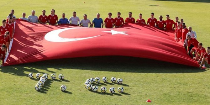 Sivasspor’dan 30 Ağustos’a bayraklı kutlama