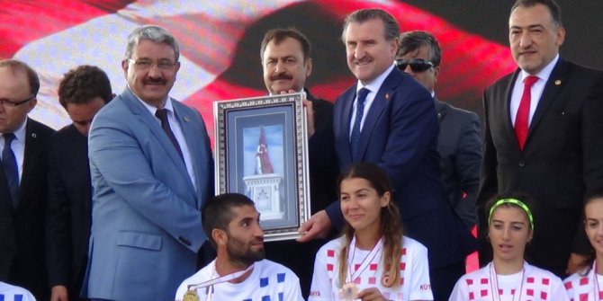 Başkan Ferit Karabulut’tan bakanlara, ’Şehit Sancaktar Anıtı’ tablosu