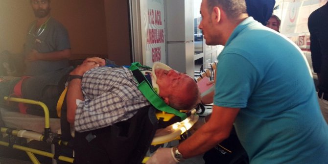 Tarım aracı yoldan çıkıp devrildi: 2 yaralı