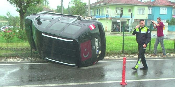 Takla Atan Ticari Araçtaki İki Kişi Yaralandı