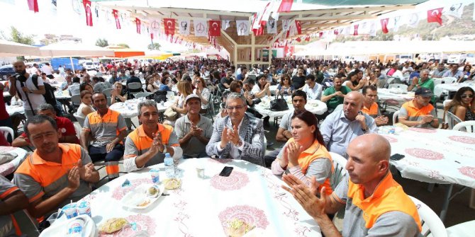 Karşıyaka’da 2 bin kişiyle bayram yemeği