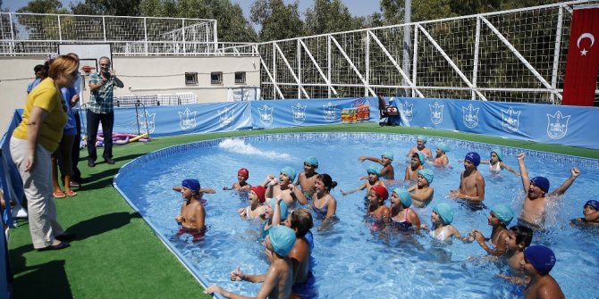 Konaklı minikler yüzmeyi öğrendi