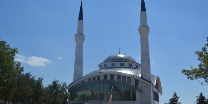 Yeni yapılan camide ilk ezan bayram sabahı okunacak