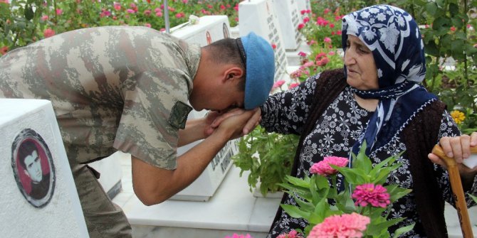 Askerler dua edip şehit annelerinin elini öptü