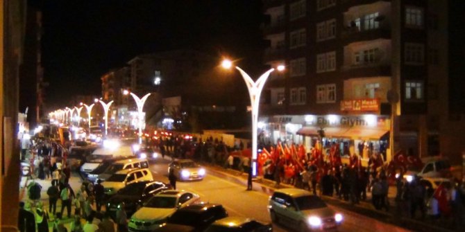 Erciş’te bayrak ve fener alayı yürüyüşüne büyük ilgi