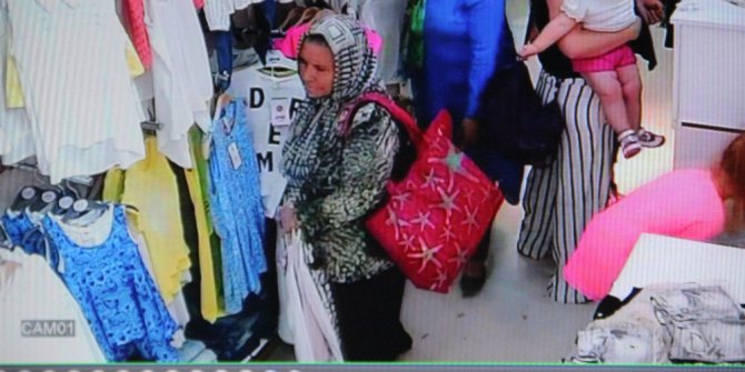 Bir dakikada 3 kıyafet çalıp kayıplara karıştı