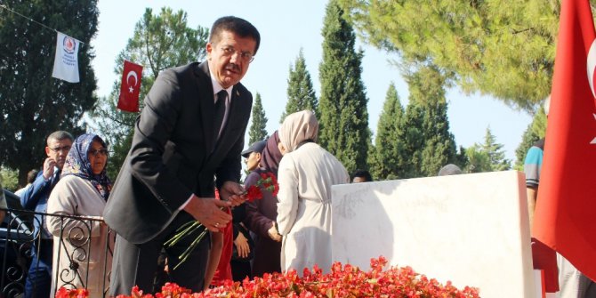 Bakan Zeybekci şehitliği ziyaret etti