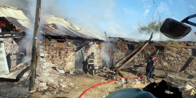 Bingöl’de 2 ahır ve 25 ton saman yandı