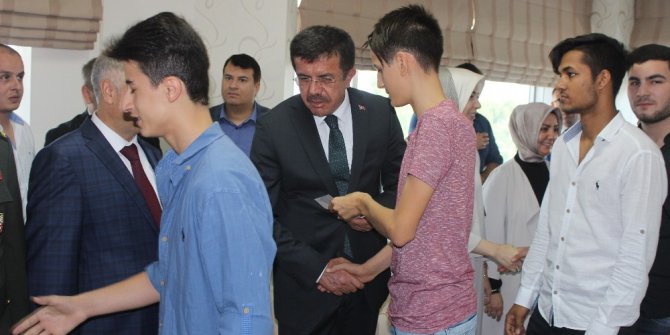 Bakan Zeybekci, yaşlılarla türkü söyledi