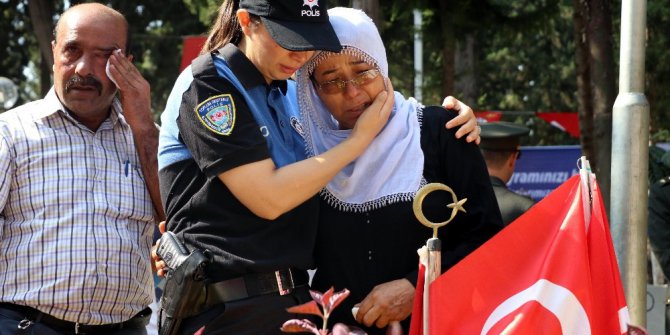 Genç polis ile şehit annesi herkesi duygulandırdı